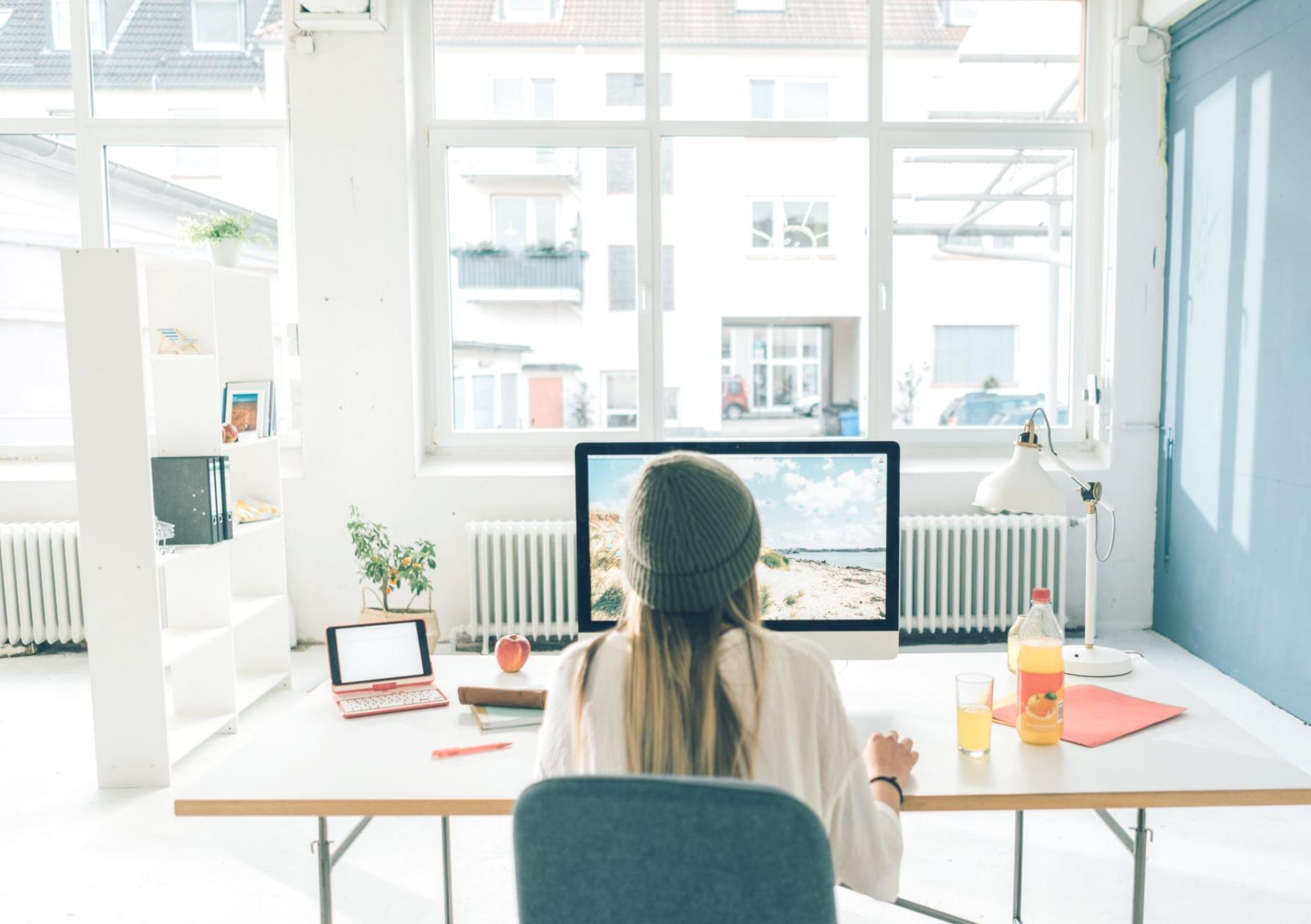 Deelnemers van spindlequag volgen een online budgetteringsles